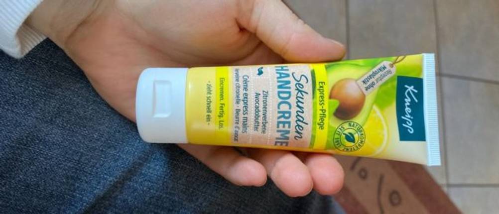 Handcreme in der Hand.