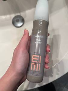 Volumenspray in der Hand.