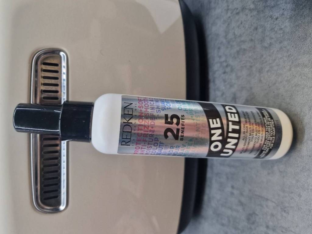 Hitzeschutzspray stehend.