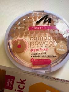 Puder auf einem Tisch.