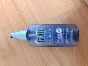 Volumenspray von Guhl - liegend.