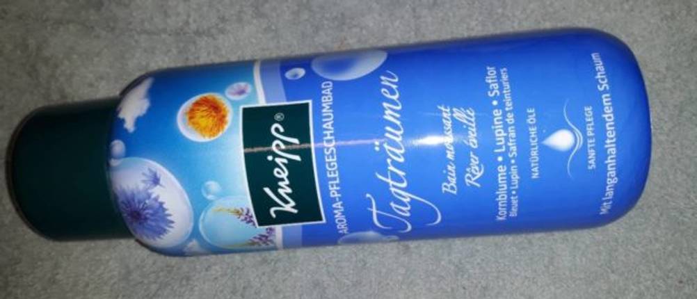 Schaumbad von Kneipp liegend.