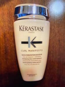 Kerastase Shampoo liegend.