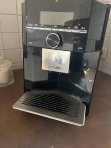 Kaffeevollautomat im Test steht auf einer Küchenzeile.