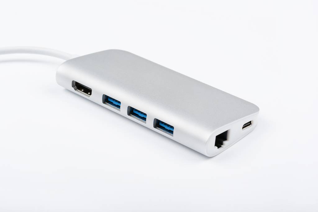 Thunderbolt-3-Dock im Test: weißes Dock mit weißem Kabel auf weißem Hintergrund.
