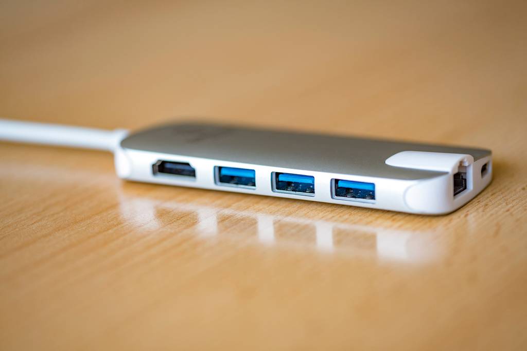 Thunderbolt-3-Dock im Test: Dock in silber-weiß auf glänzendem Holztisch