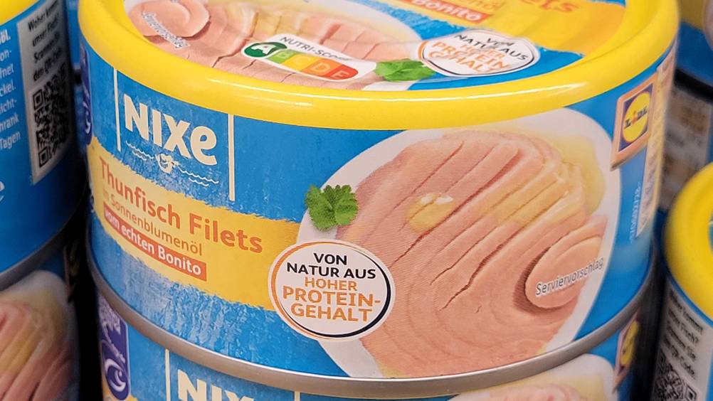 Seitenansicht einer Thunfisch-Dose im Test.