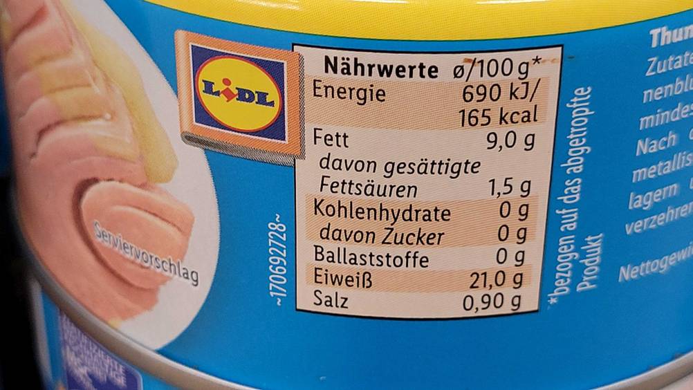 Thunfisch-Dose im Test: Nahaufnahme der Nährwerte.