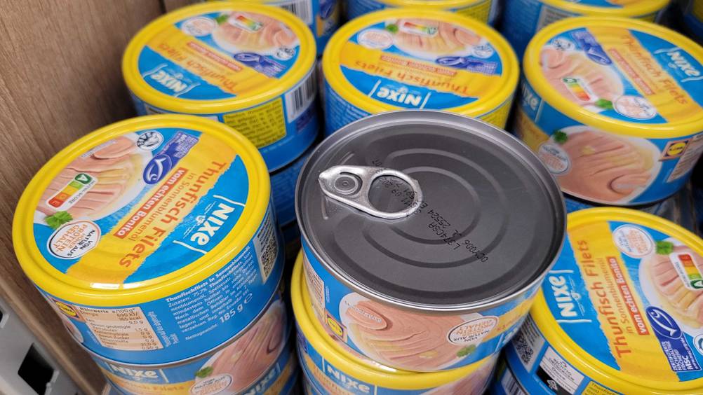 Mehrere Dosen der getesteten Thunfisch-Dose in einem Regal von schräg oben.
