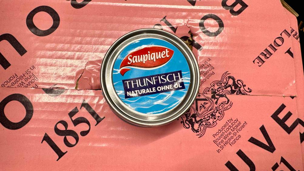 Thunfisch-Test: Eine Dose von oben auf einem rosa Karton.