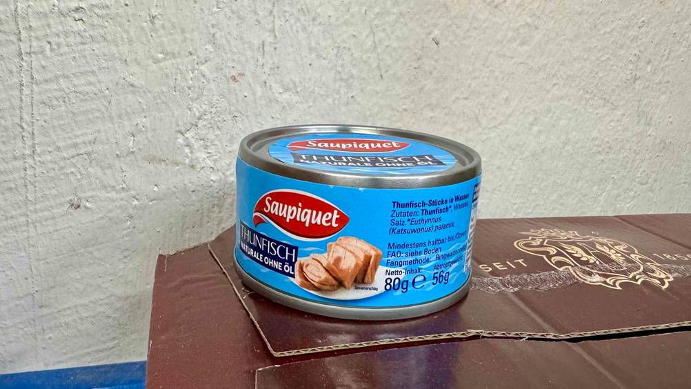 Eine Dose des getesteten Thunfischs auf einem brauen Karton stehend.