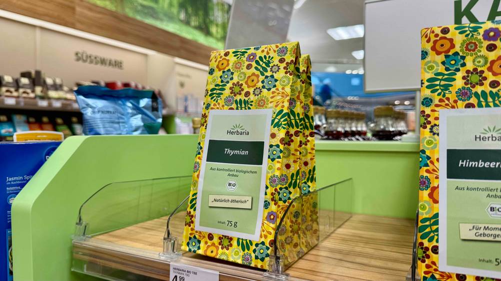 Thymiantee getestet: Mehrere Packungen hintereinander in einem Regal von leicht seitlich.