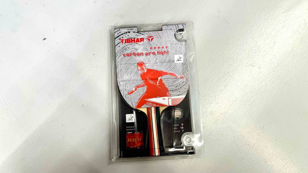 Auf dem Plastikblister von einem getesteten Tischtennisschläger Profi stehen Informationen zum Produkt.