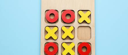Tic-Tac-Toe - Tic Tac Toe - Legespiel - Strategiespiel im Holzrahmen:  : Spielzeug
