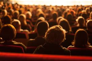Ticketportale im Test: Ein Publikum von hinten.