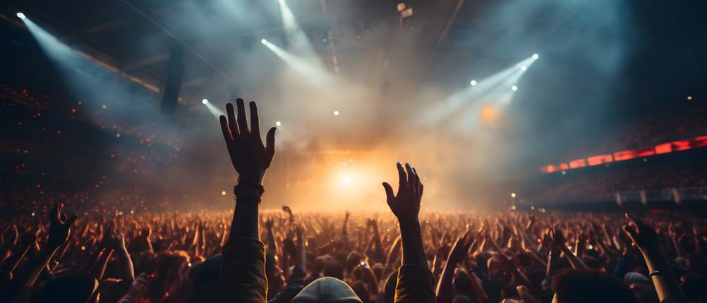 Ticketportale-Test: Eine dunkle Konzerthalle.
