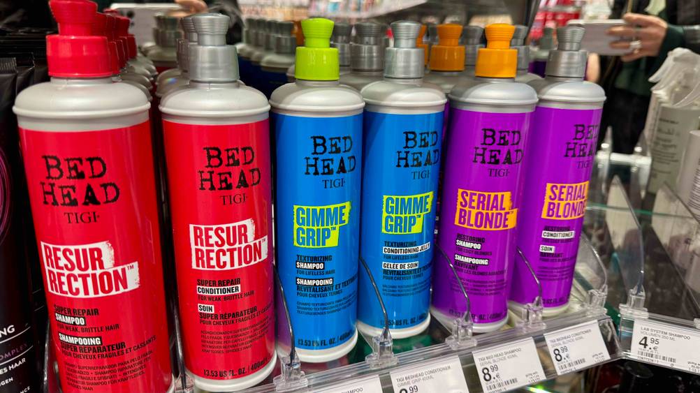 Mehrere Flaschen des getesteten Tigi-Shampoos in einem Verkaufsregal mit Preisangaben.