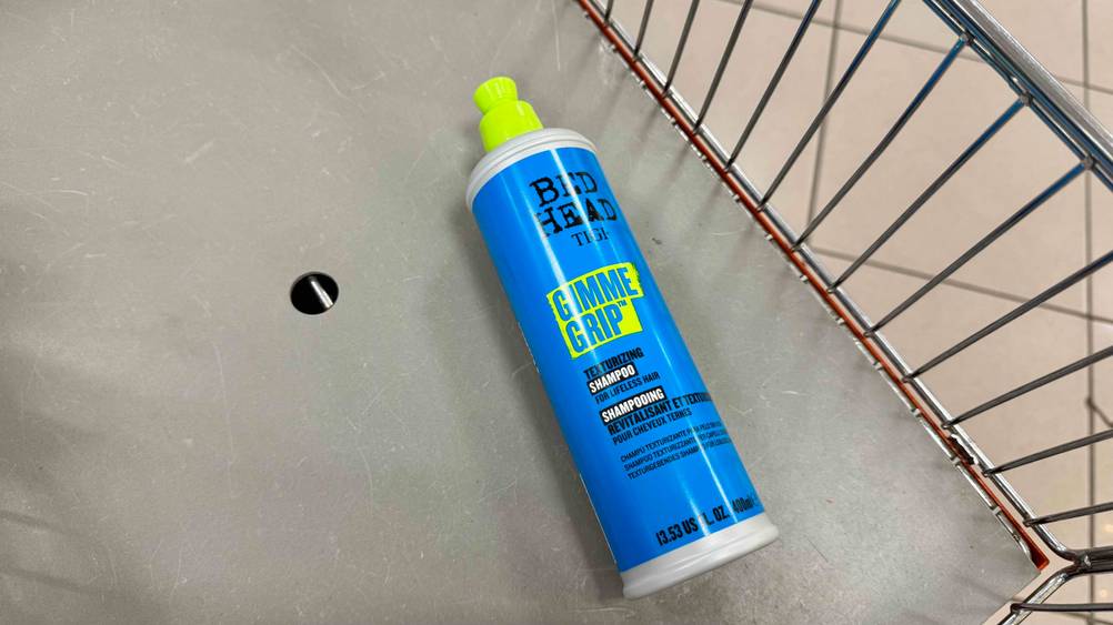 Auf einer grauen Fläche liegt eine Flasche des getesteten Tigi-Shampoos.