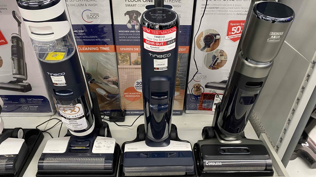 Akku-Nass-Trockensauger im Test: Mehrere Geräte stehen nebeneinander vor den Originalverpackungen.