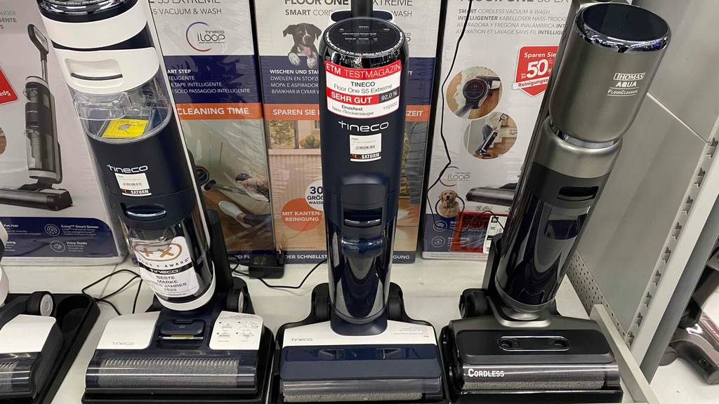 Akku-Nass-Trockensauger im Test: Mehrere Geräte stehen nebeneinander vor den Originalverpackungen.
