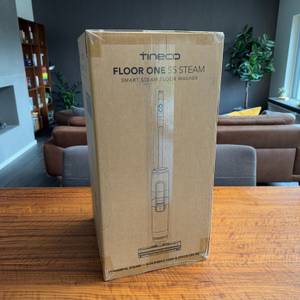 Der Karton des Tineco Floor One S5 Steam auf dem Tisch