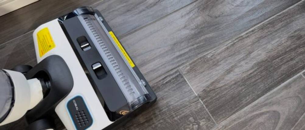 Der Tineco Floor One S5 Steam wischt über den Boden