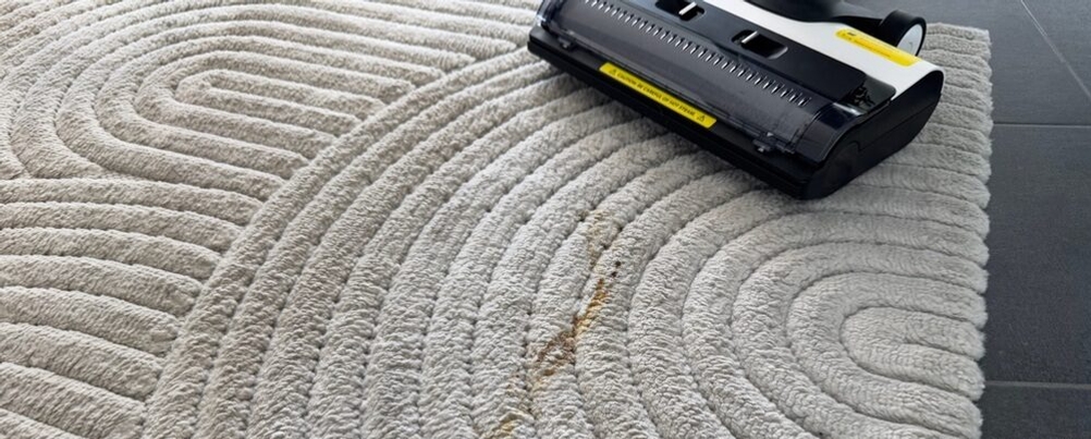 Finger drückt die Selbstreinigungstaste des Tineco Floor One S5 Steam