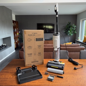 Karton, Sauger und Zubehör-Teile des Tineco Floor One S5 Steam