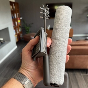 Eine Hand hält das Zubehör des Tineco Floor One S5 Steam