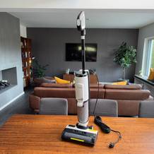 Tineco Floor One S5 Steam auf dem Tisch