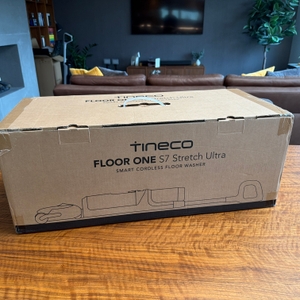 Der Karton vom Tineco Floor One S7 liegt auf einem Tisch