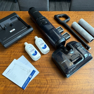 Der Lieferumfang vom Tineco Floor One S7 liegt auf einem Tisch