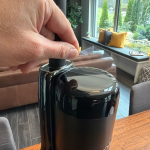 Eine Hand zieht eine Folie vom Tineco Floor One S7 ab