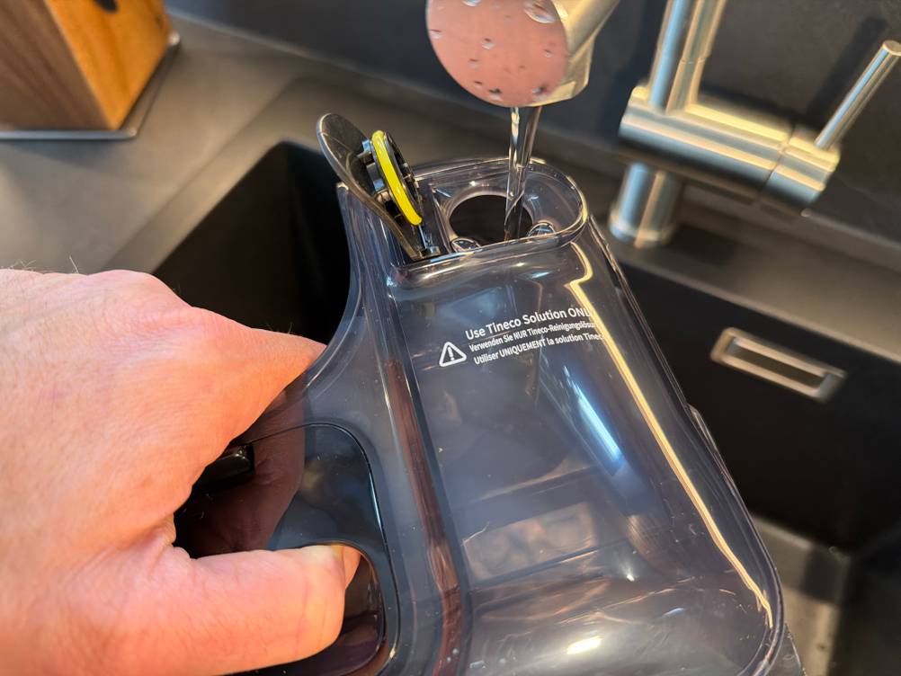 Der Wasserbehälter vom Tineco Floor One S7 wird aufgefüllt