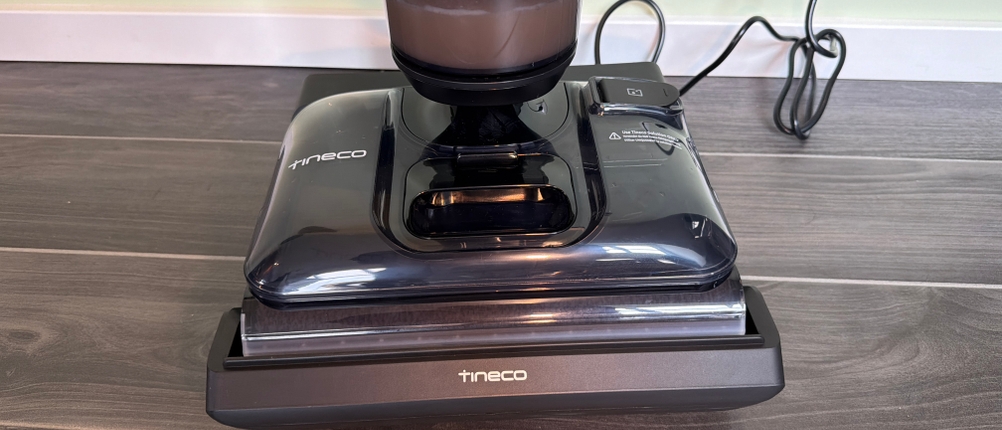 Der Tineco Floor One S7 steht in der Station