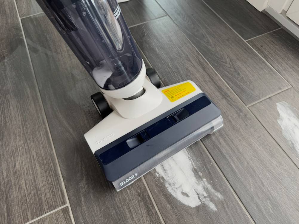 Reinigung des Stärke-Flecks mit dem Tineco iFloor 5 Breeze Complete