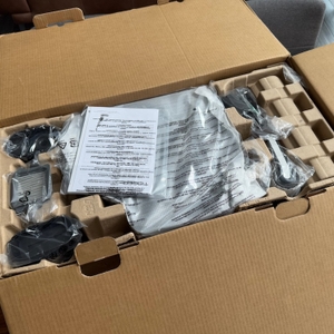 Geöffneter Karton des Tineco iFloor 5 Breeze Complete