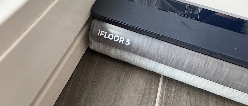 Der Tineco iFloor 5 Breeze Complete gelangt bis an die Ränder