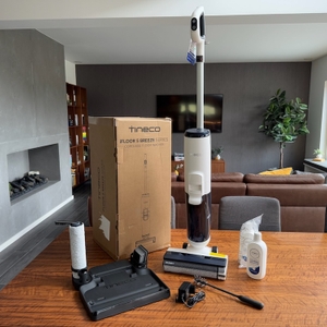 Tineco iFloor 5 Breeze Complete steht mit Zubehör und Karton auf dem Tisch