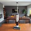 Tineco iFloor 5 Breeze Complete auf dem Tisch
