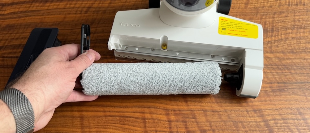 Reinigungsbürste wird beim Tineco iFloor 5 Breeze Complete entfernt
