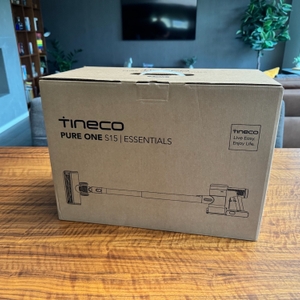 Der Karton des Tineco Pure One S15 Pet steht auf einem Tisch