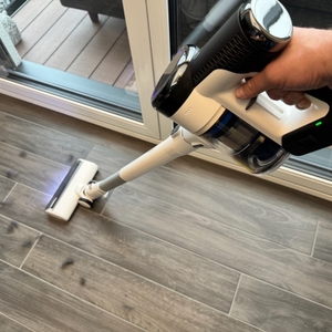 Der Tineco Pure One S15 Pet beim Saugen von Fliesenboden