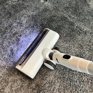 Der Tineco Pure One S15 Pet saugt einen Teppich