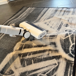 Der Tineco Pure One S15 Pet beim Saugen eines Teppichs