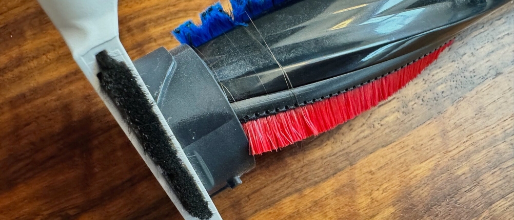 Die leicht verschmutzte Bürste des Tineco Pure One S15 Pet