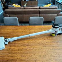 Der Tineco Pure One S15 Pet liegt auf einem Tisch