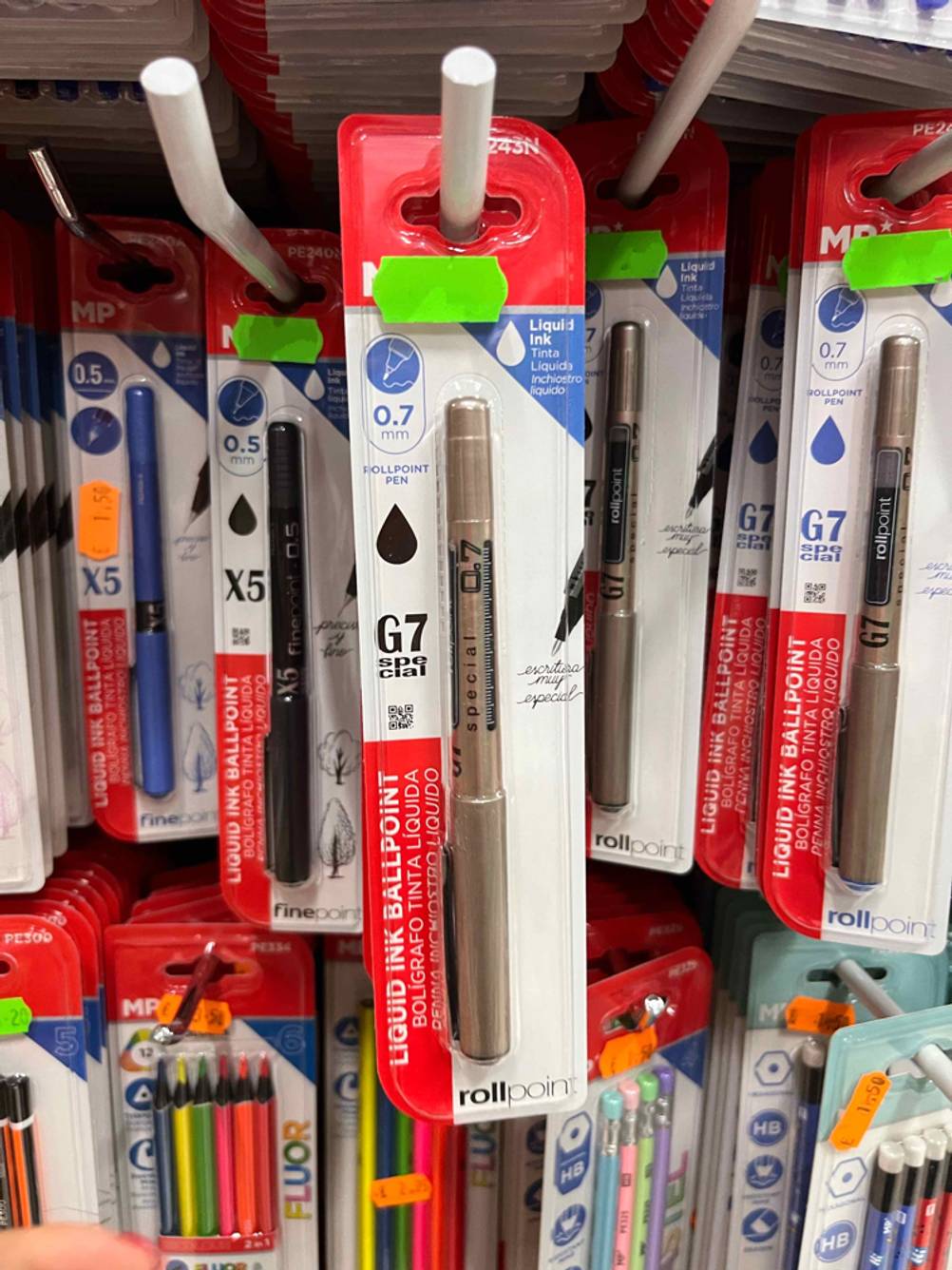 Mehrere der getesteten Tintenroller hängen in einem Verkaufsregal.