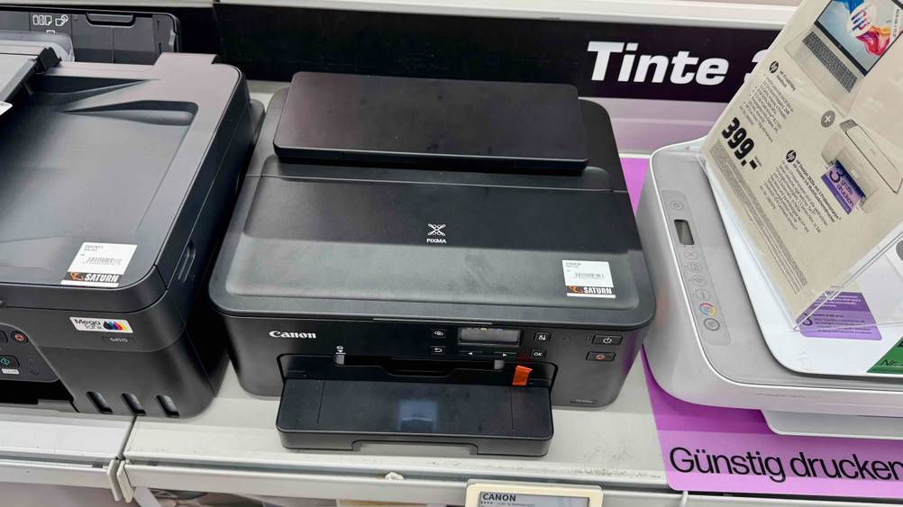 Tintenstrahldrucker WLAN getestet: Das Gerät von oben zwischen anderen Produkten auf einem Verkaufsregal.