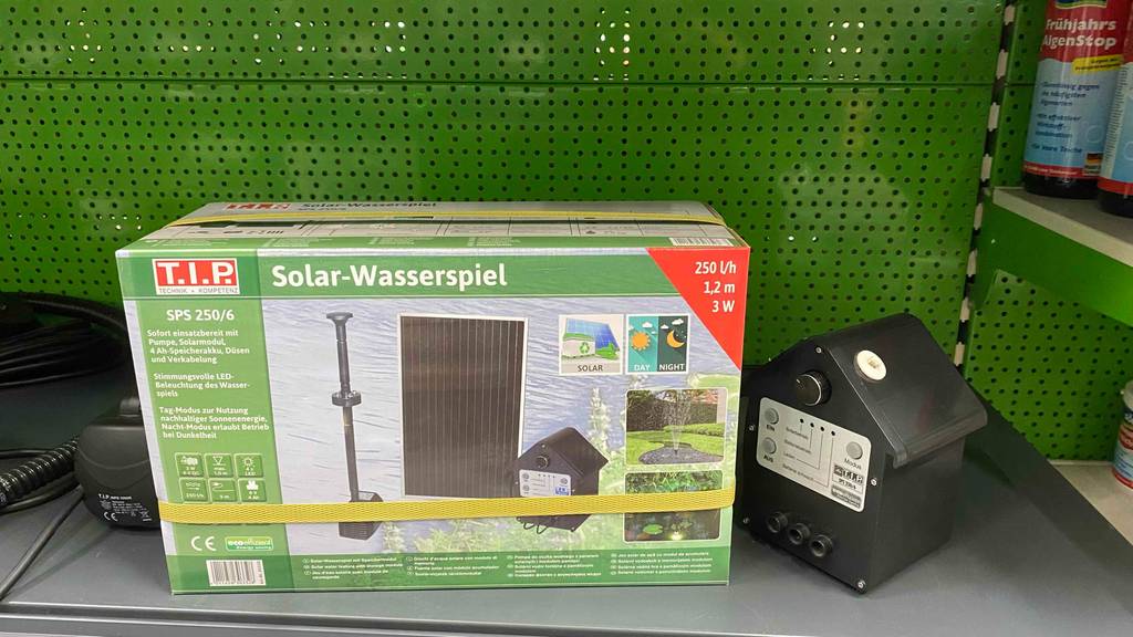Eine Teichpumpe steht zum testen neben ihrer Originalverpackung.